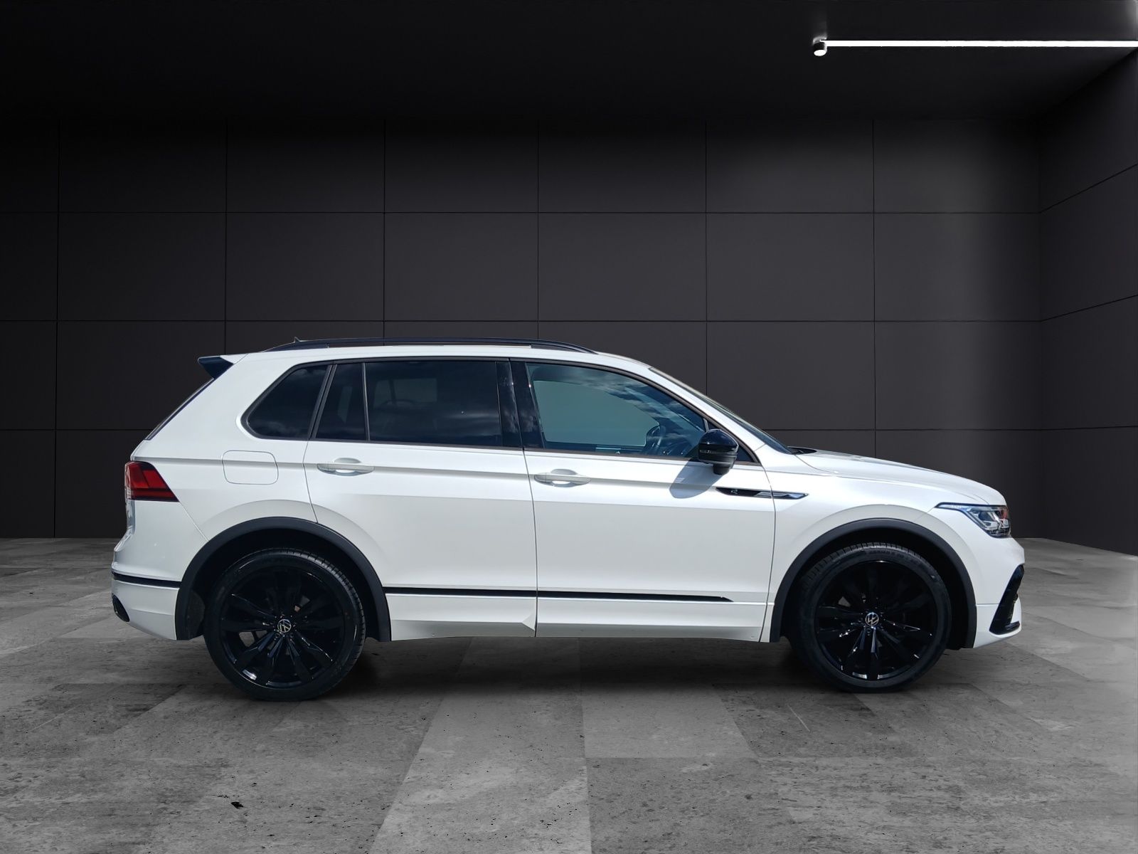 Fahrzeugabbildung Volkswagen Tiguan TDI R-Line DSG 4M Matrix AHK Navi AID ACC
