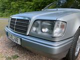 Mercedes-Benz ClassicData 2+, top Zust., Historie, Scheckheft - gebrauchte Mercedes-Benz E 220 aus dem Jahr 1996
