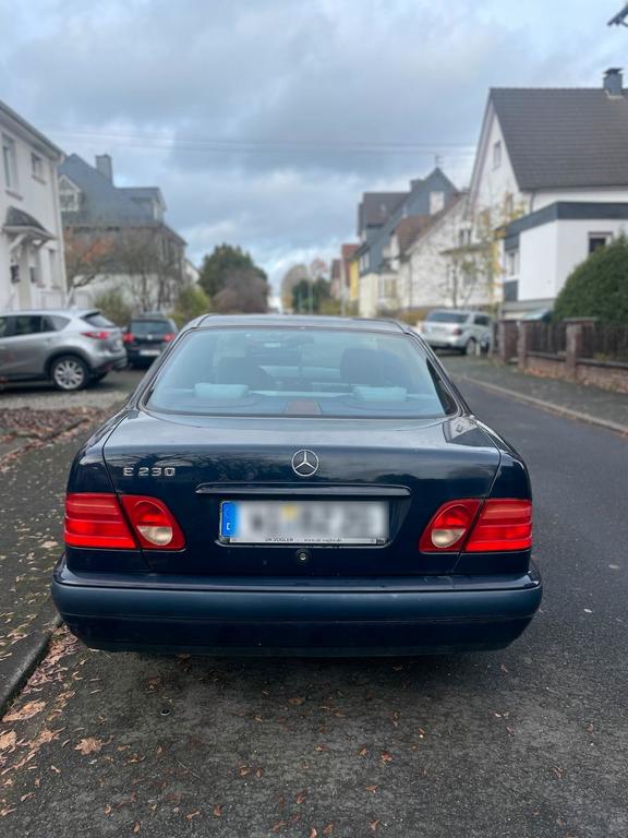 Mercedes-Benz E 230