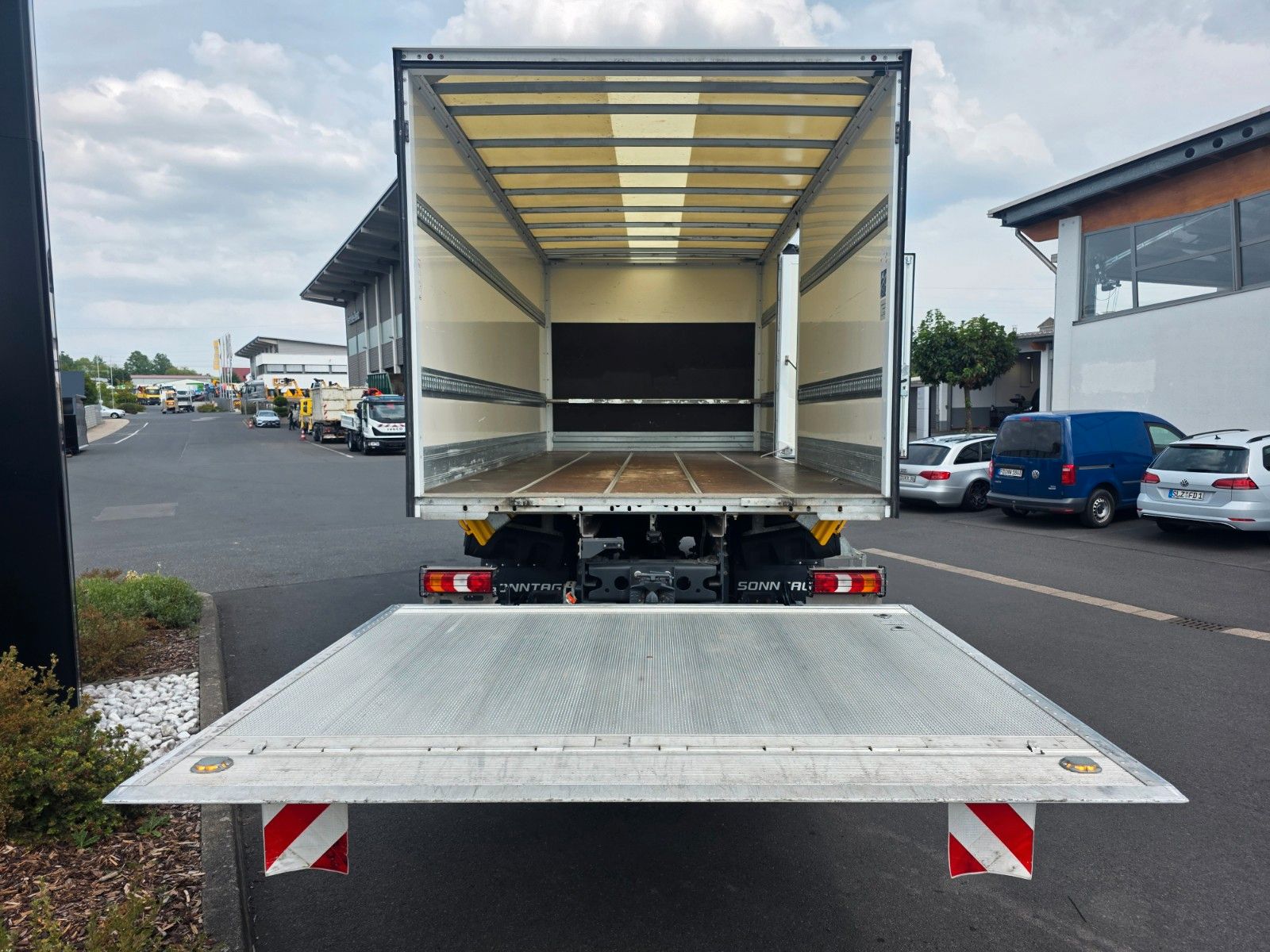 Fahrzeugabbildung Mercedes-Benz Arocs 1827 A 4x4 LBW Tür+Treppe Schalter 2 Stück