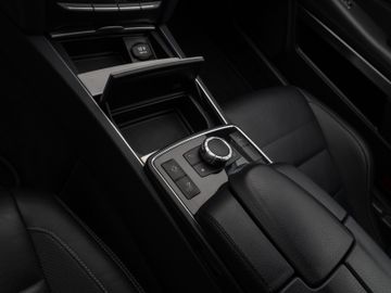 Fahrzeugabbildung Mercedes-Benz E 200 Cabrio LED Sitzhzg Navi PDC Tempomat Leder