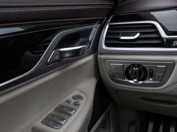 Fahrzeugabbildung BMW 750i xD M Sport 360°Laser Glasdach HUD DAB H/K