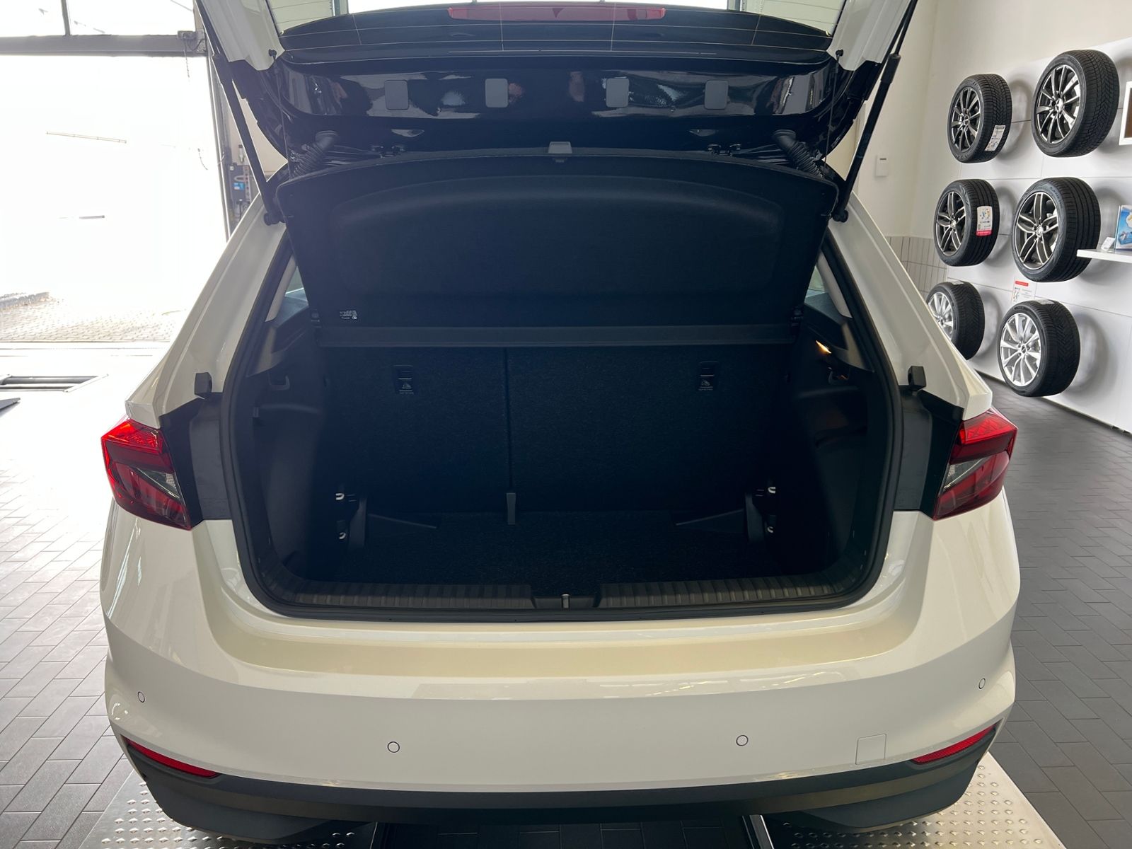 Fahrzeugabbildung SKODA Fabia IV Selection 1.0 TSI DSG *AHK, LED, SmartL