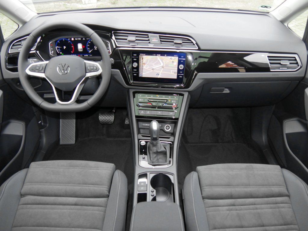 Fahrzeugabbildung Volkswagen Touran Highline 2.0 TDI DSG AHK Navi RFK
