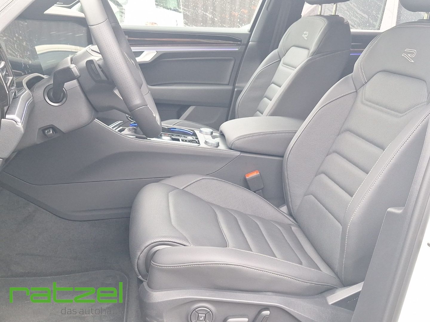 Fahrzeugabbildung Volkswagen Touareg R-Line 3.0 TDI AHK+IQ.Drive+NAVI+LED+PDC