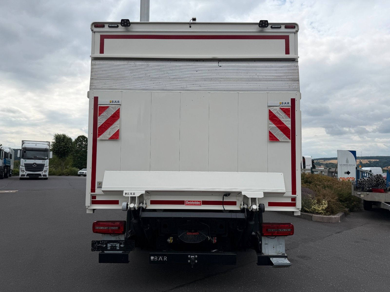 Fahrzeugabbildung MAN TGL 12.250 4x2 BB DoKa LBW 6 Sitze 2 AHK 2 Rollo