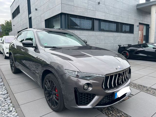 Maserati Levante Gran Sport Q4 NERISSIMO/4X4/PANO/ACC/H&K