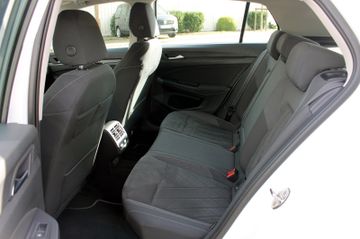Fahrzeugabbildung Volkswagen Golf VIII Lim. Style eTSI DSG ACC Navi AHK LED