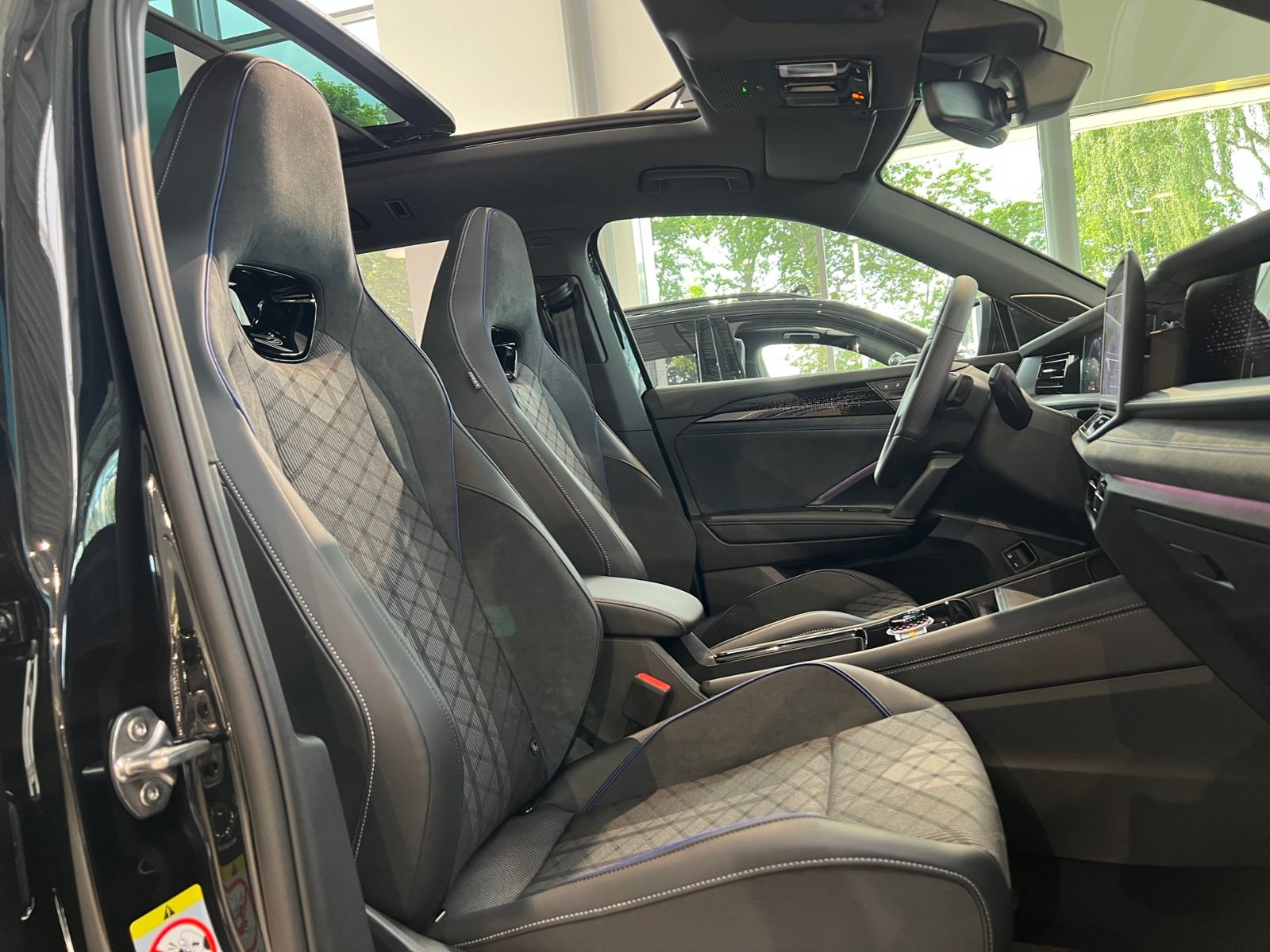 Fahrzeugabbildung Volkswagen Tayron R-Line 1.5 eHybrid DSG *AHK,LM-20",Harman