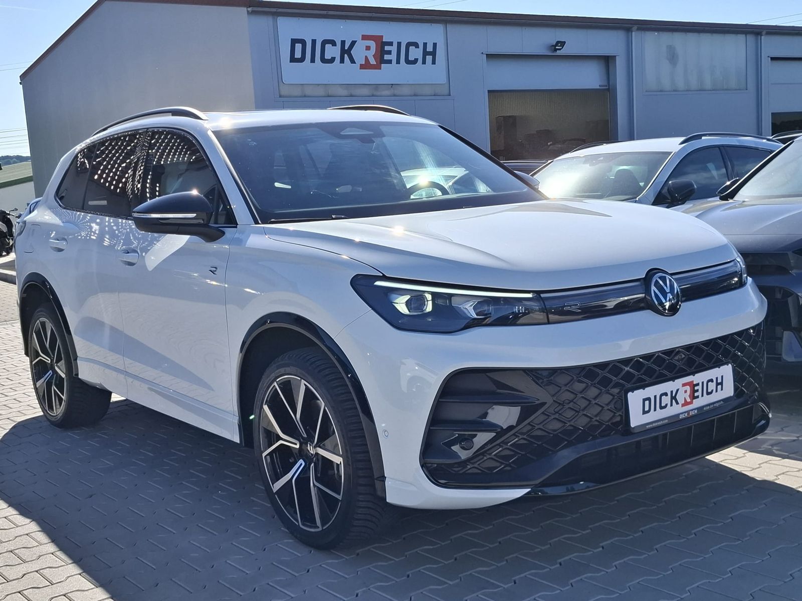 Fahrzeugabbildung Volkswagen Tiguan 2.0 TDI 4M R-Line BLACK*PAN*HK*AHK*MATRIX