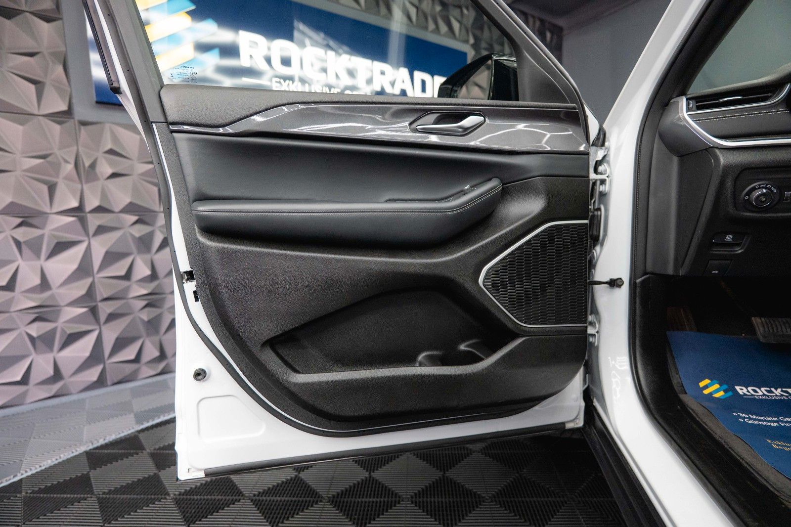 Fahrzeugabbildung Jeep Grand Cherokee 3.6 4x4 L Altitude Mod. 2022 19%