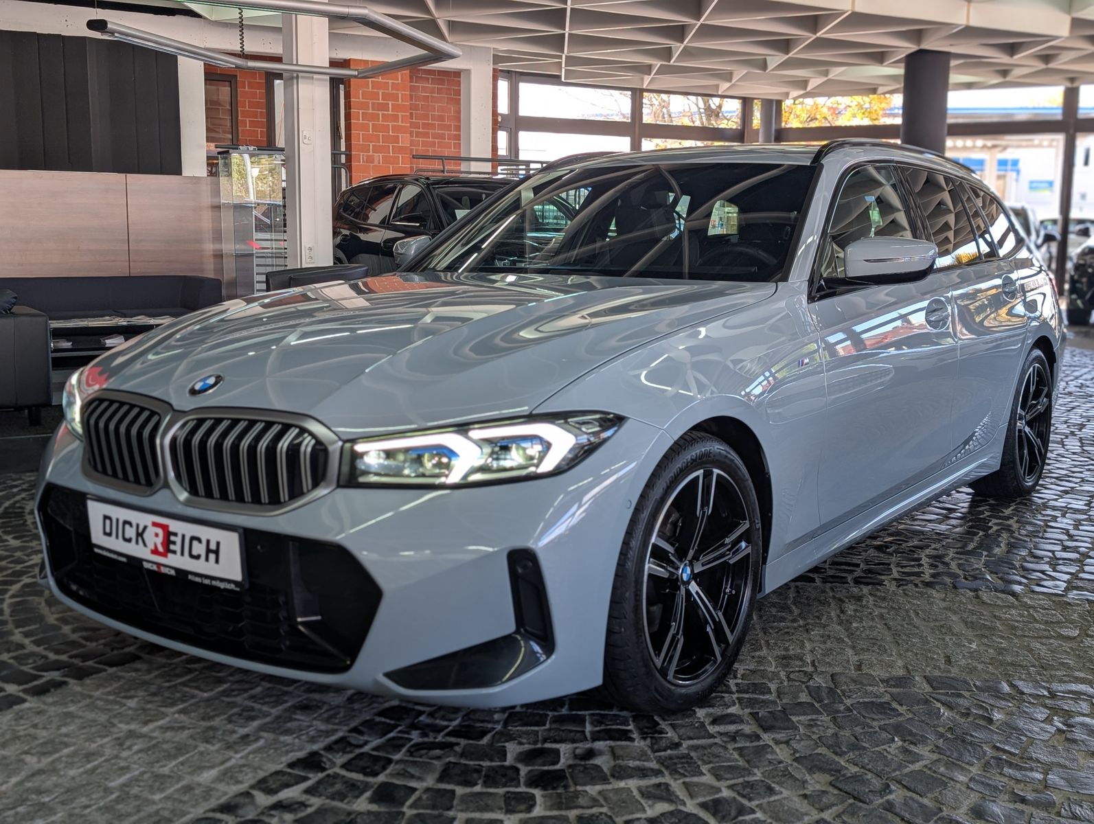 Fahrzeugabbildung BMW 320 d xDrive M Sport SHADOW PANO ACC KAM AHK LED