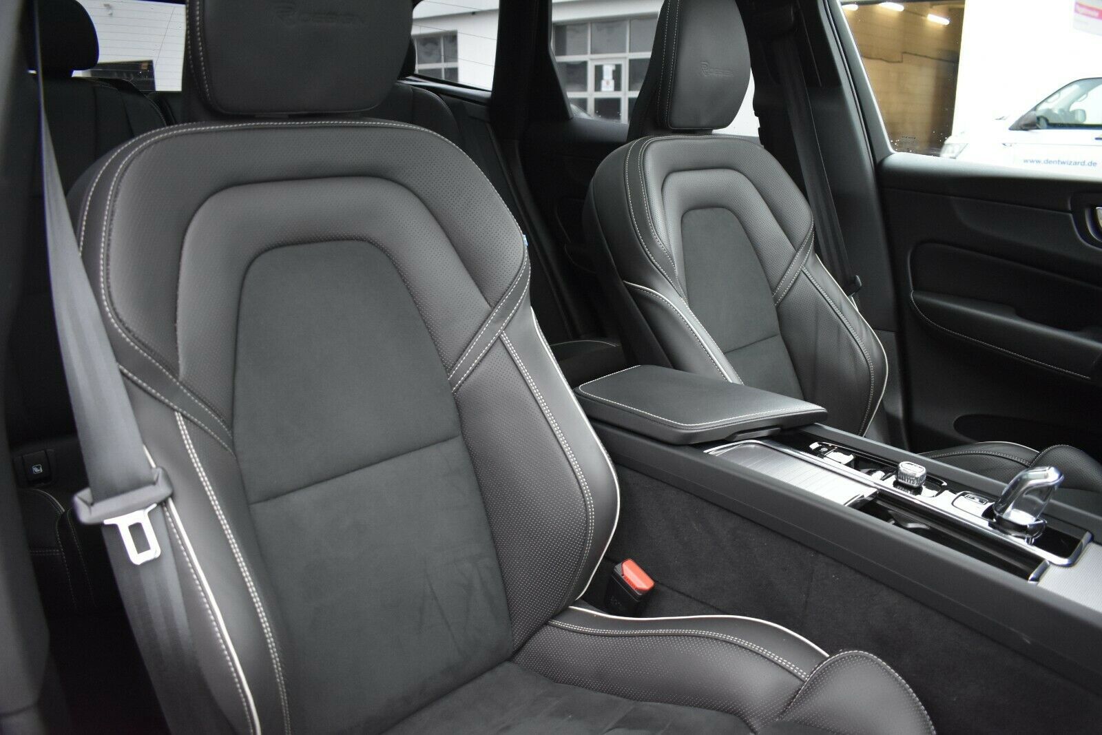 Fahrzeugabbildung Volvo XC60 T8 Twin Eng* R-Design Luft*ACC*AHK*AWD*STHZ