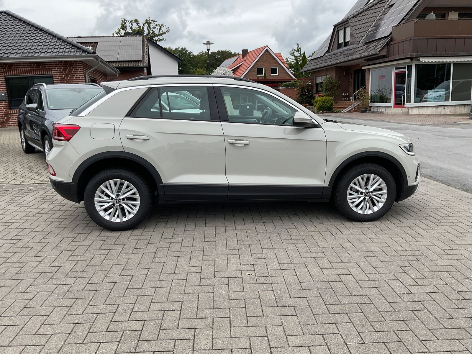 Fahrzeugabbildung Volkswagen T-Roc 1.5 TSI DSG Life,AHK,Navi,LED,AppConnect