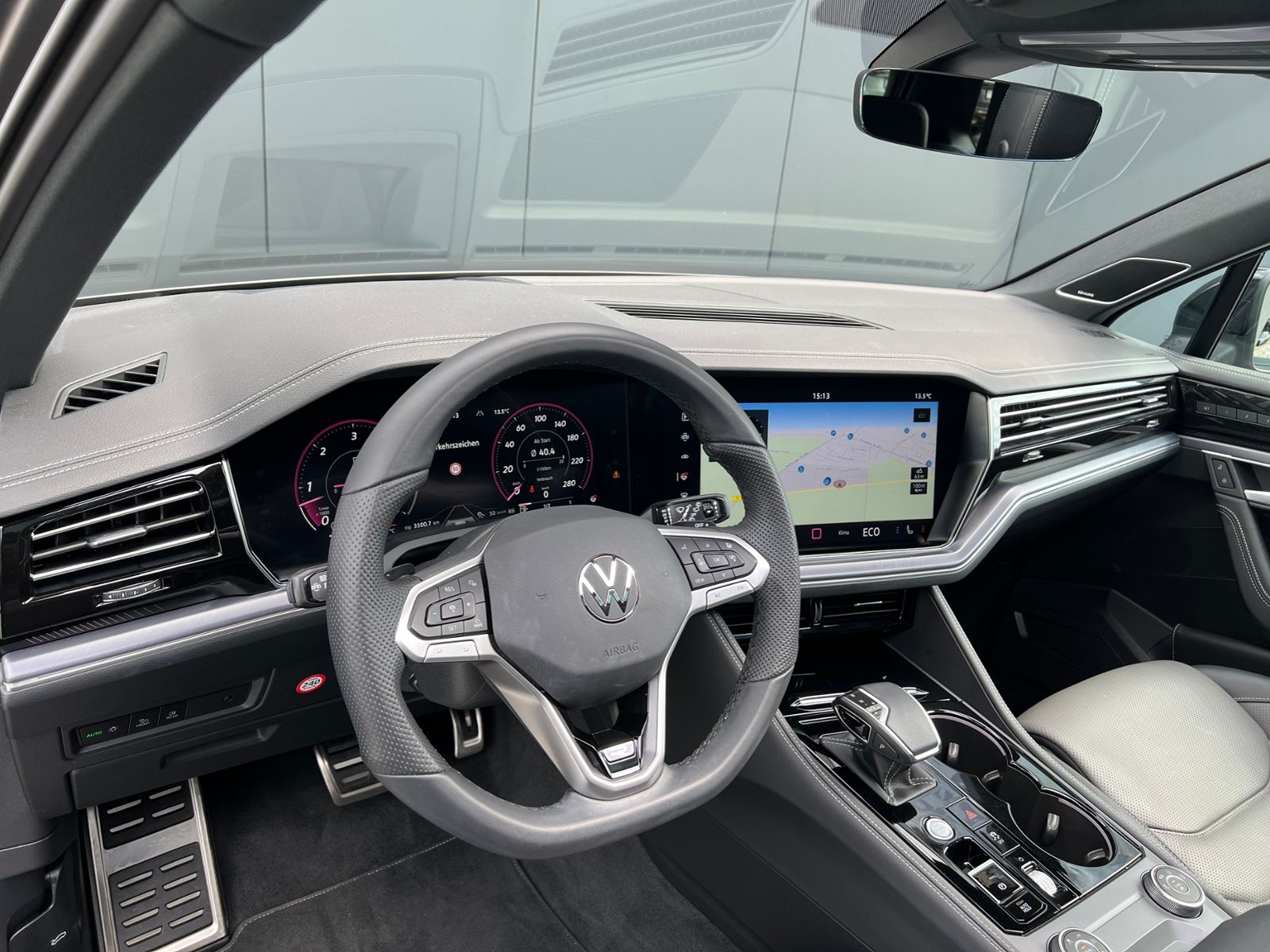 Fahrzeugabbildung Volkswagen Touareg R-Line 3.0 TDI 4MOTION *AHK, Luft, Pano,