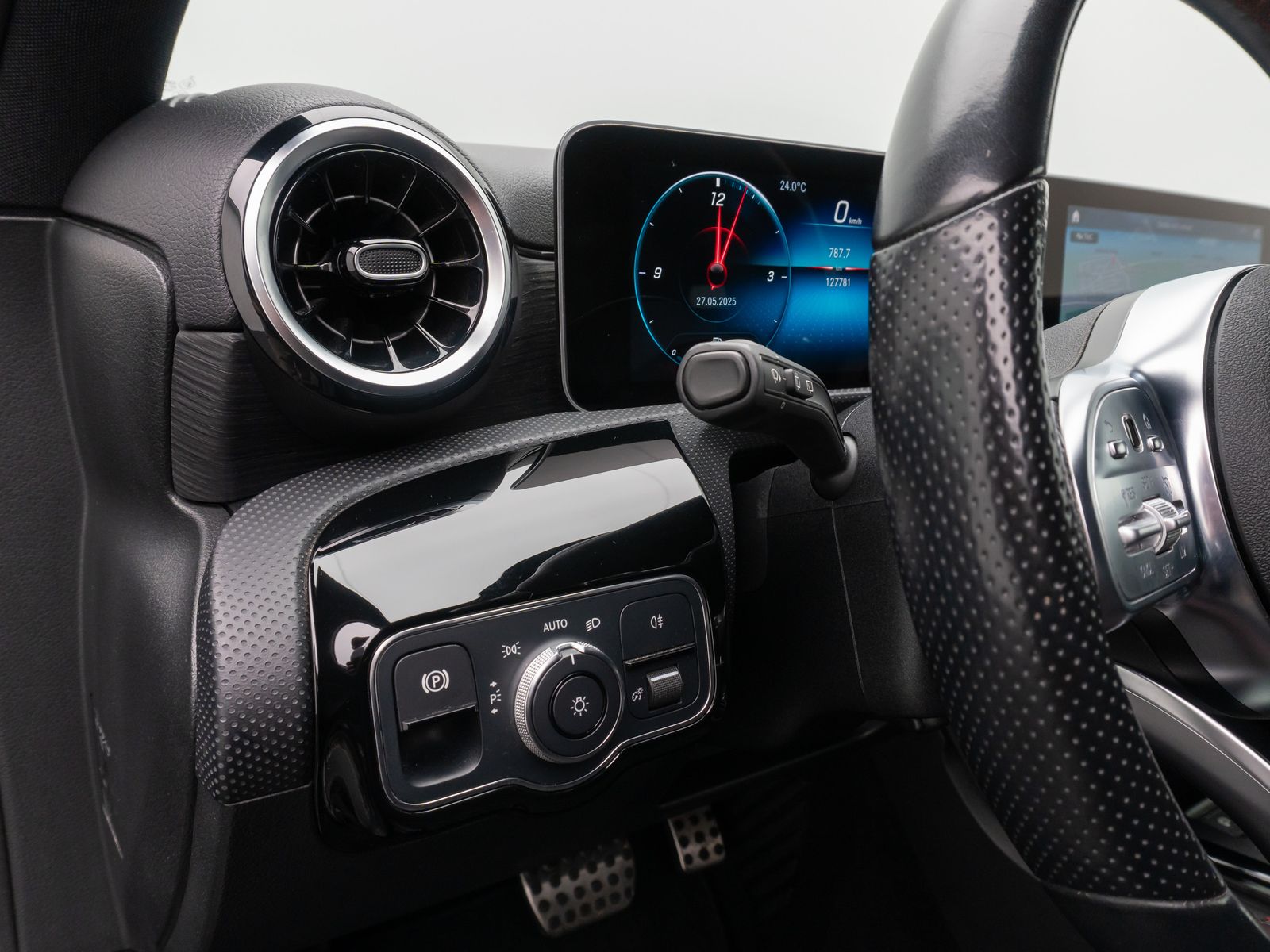 Fahrzeugabbildung Mercedes-Benz A250 AMG Line Kamera AHK Alarm Sportsitz 18Zoll