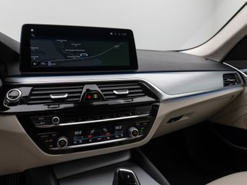 Fahrzeugabbildung BMW 530e Tour HUD Laser Sportsitz Komfortzugang