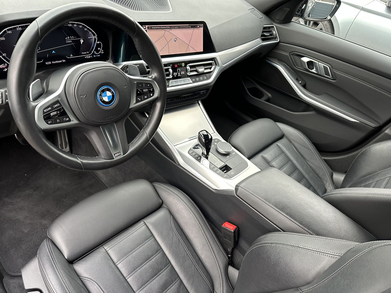 Fahrzeugabbildung BMW 330e xDrive M-Sport NAV+LASER+360°+HEAD-UP+19ZO