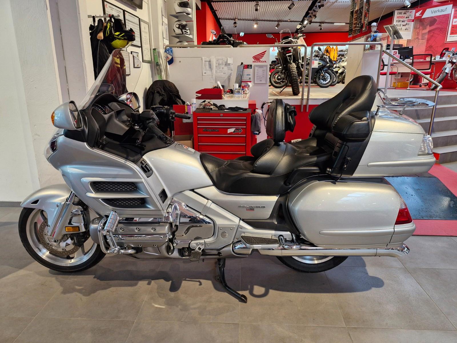 Honda Gold Wing GL1800 im Neuzustand mit Zubehör