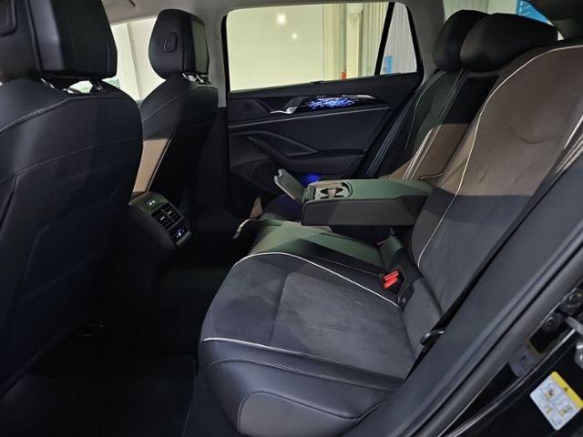 Fahrzeugabbildung Volkswagen Passat 2.0 TDI DSG Elegance LED-MATRIX NAVI AHK