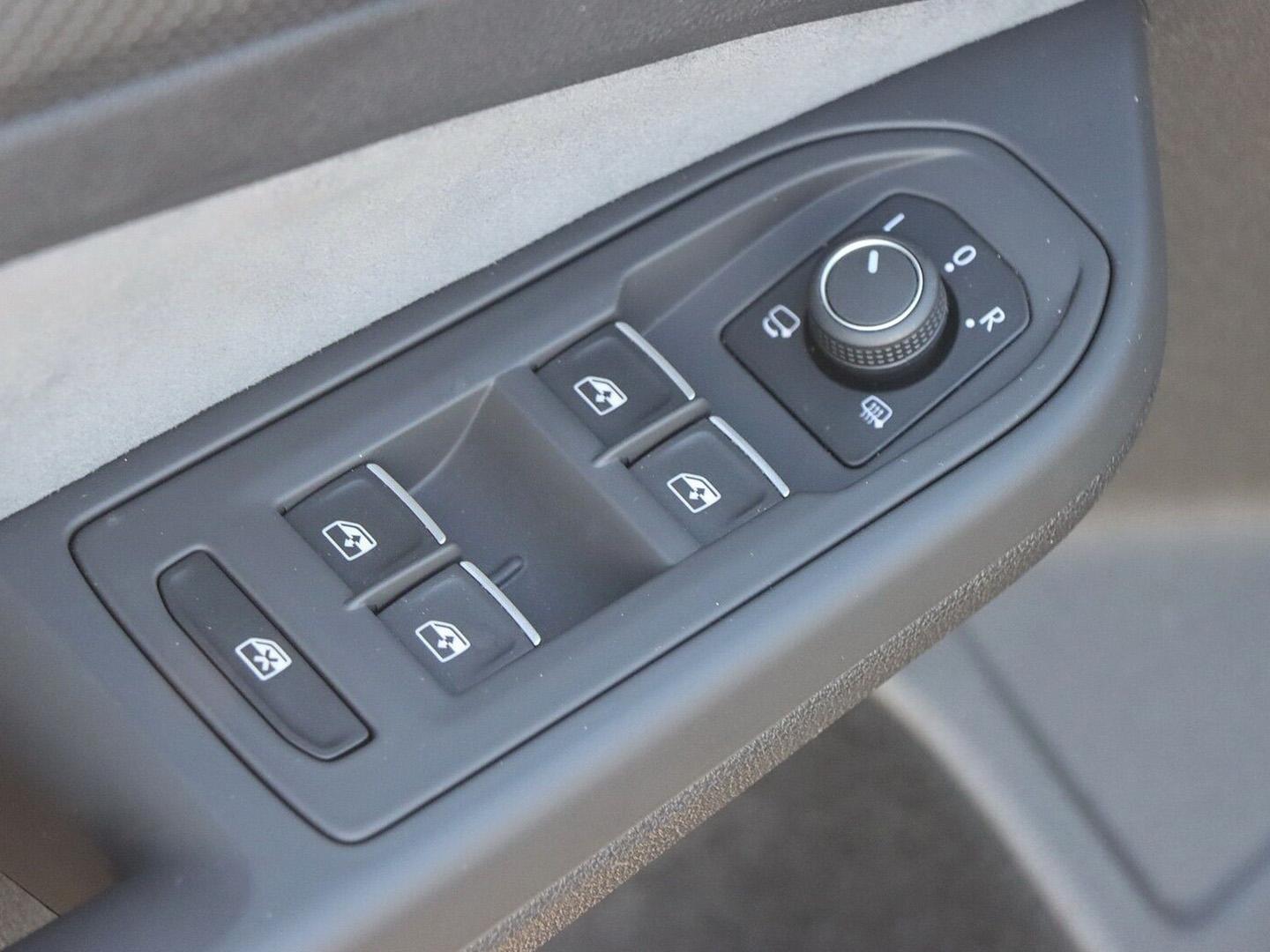 Volkswagen Golf VIII R-Line 1.5 eTSI OPF DSG PANO/ACC/LED/N, миниатюра 14