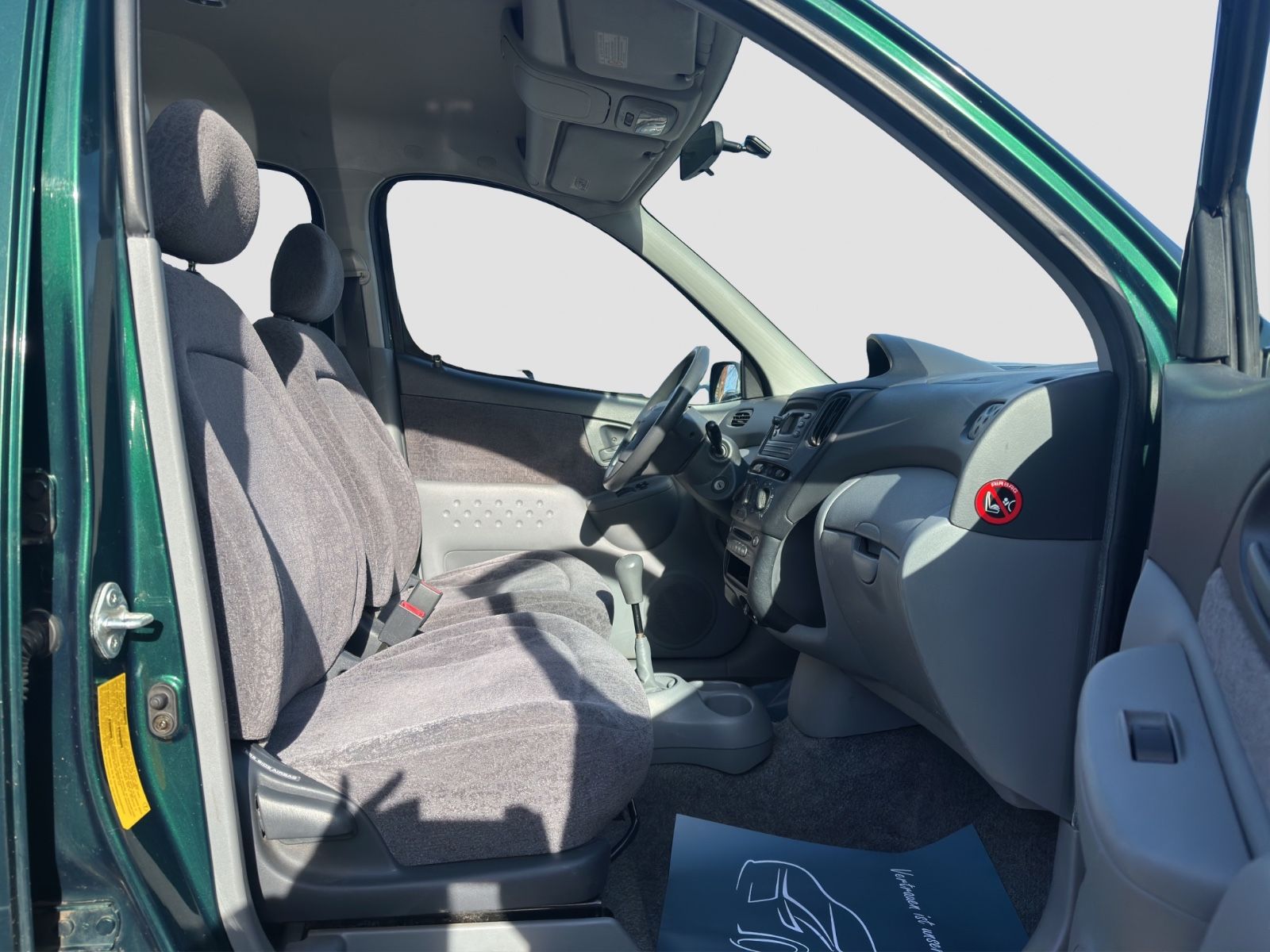 Fahrzeugabbildung Toyota Yaris Verso 1.3 linea Servo/Dachreling/TÜV NEU