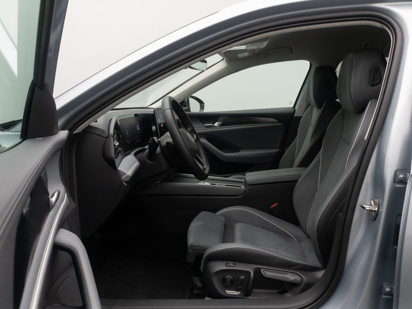Fahrzeugabbildung Volkswagen Passat 1.5 eHybrid Business 360° AHK ACC Massage