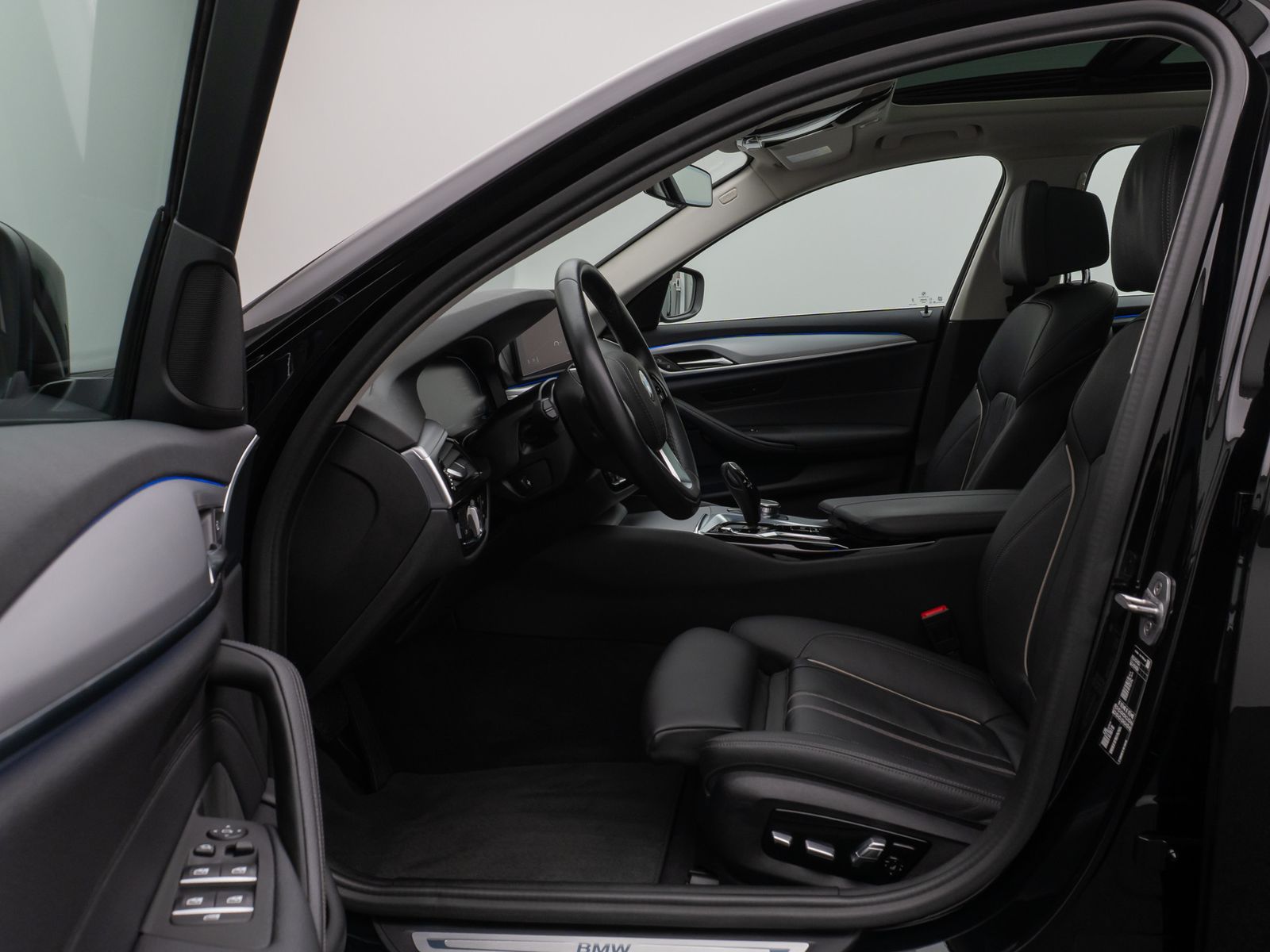 Fahrzeugabbildung BMW 530d Panorama Kamera DAB HiFi DrivAssist Komfort