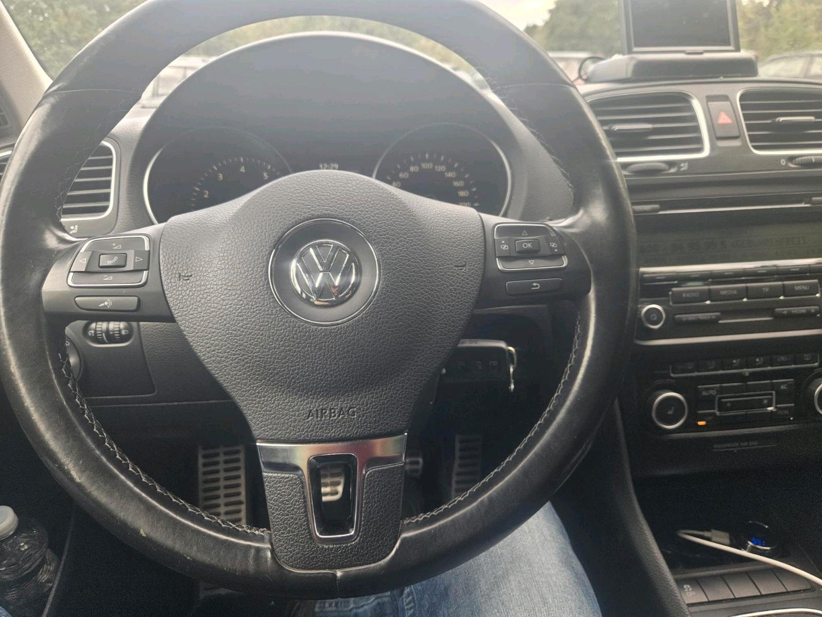 Volkswagen Golf 2011 — engine 105 HP (77kW)