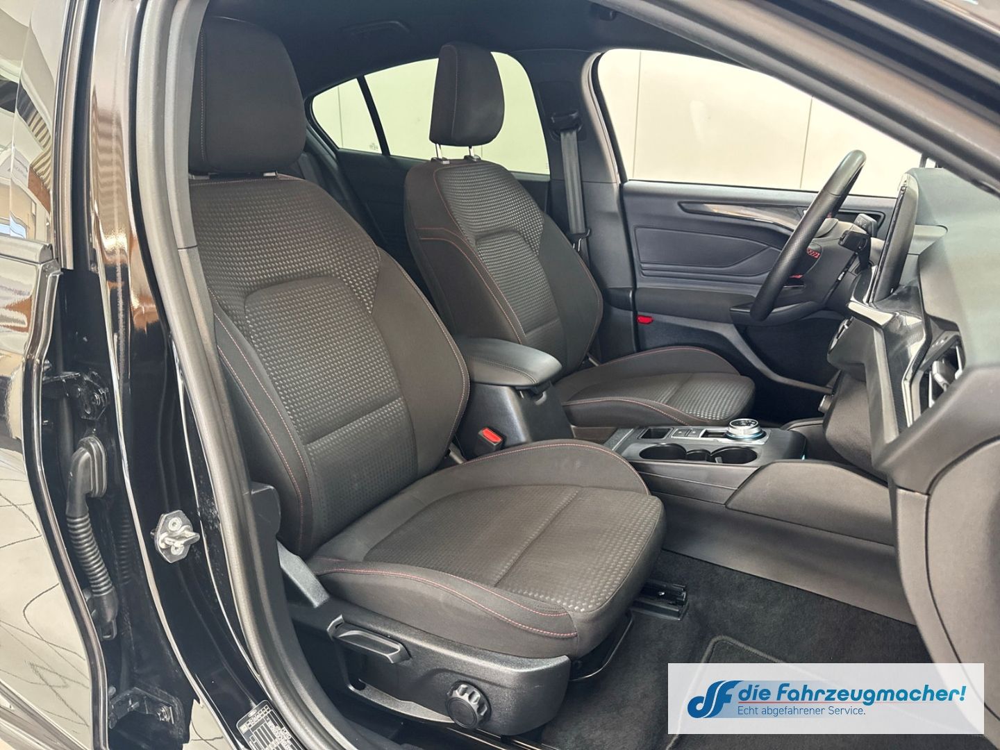 Fahrzeugabbildung Ford Focus ST-Line Navi LED ACC Apple CarPlay Android