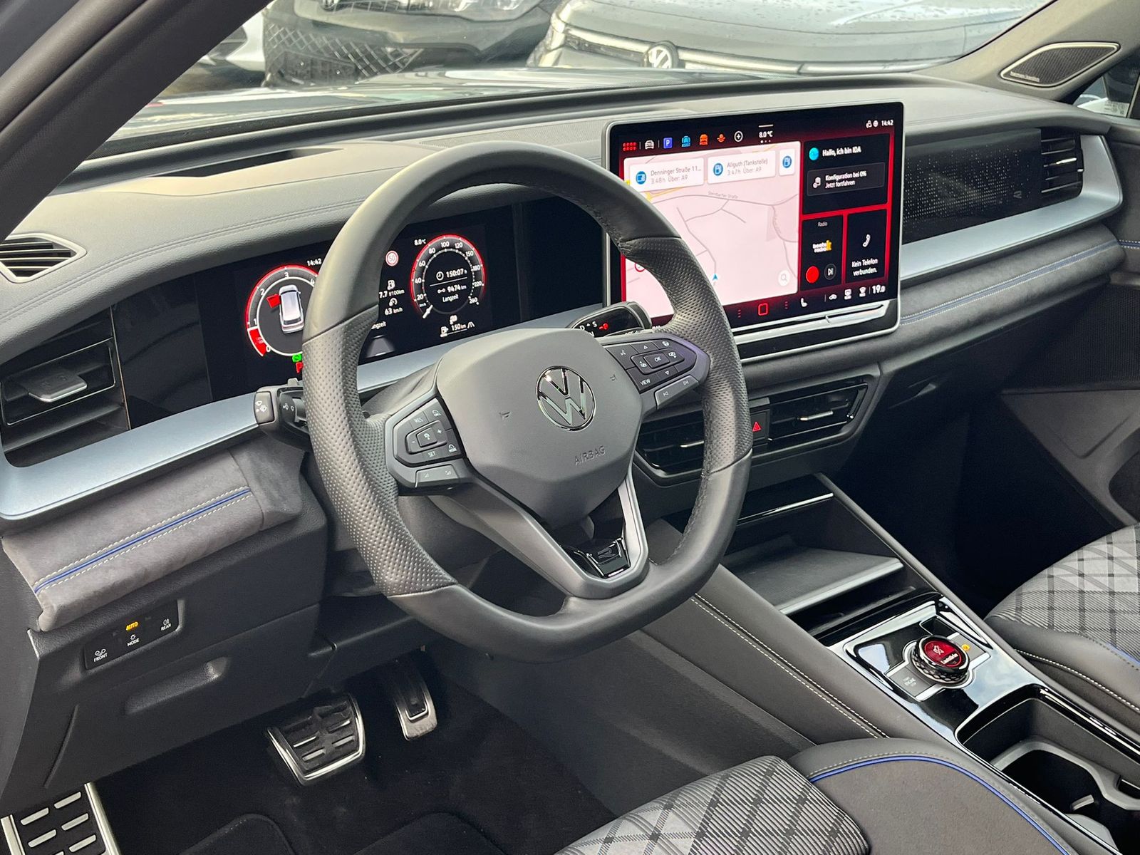 Fahrzeugabbildung Volkswagen Tayron 2.0 TDI 4M R-Line BLACK*7Si*MATRIX*PANO