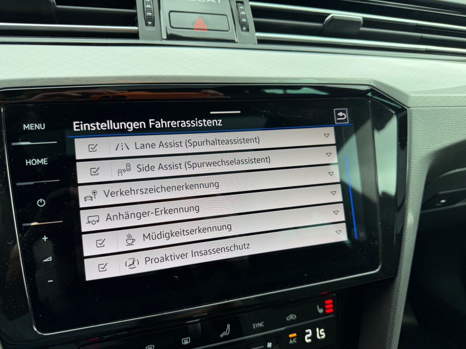 Fahrzeugabbildung Volkswagen Passat Business/AHK/Pano/LED/R-Cam/CarPlay/NAVI