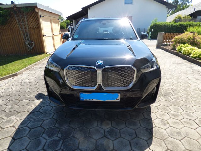 BMW iX1 eDrive20 -M Sportpaket + Premiumpaket