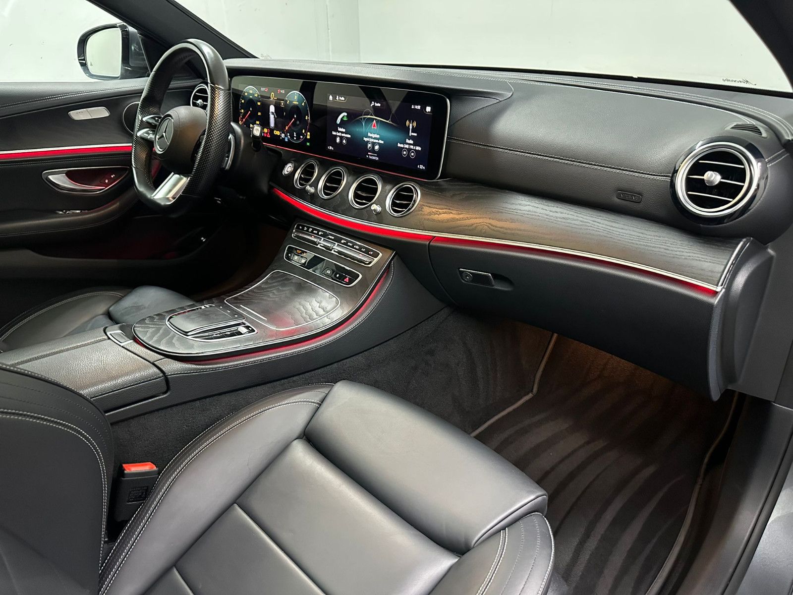 Fahrzeugabbildung Mercedes-Benz E 400 d 4MATIC T *AMG-LINE*PANO*AHK*LEDER*