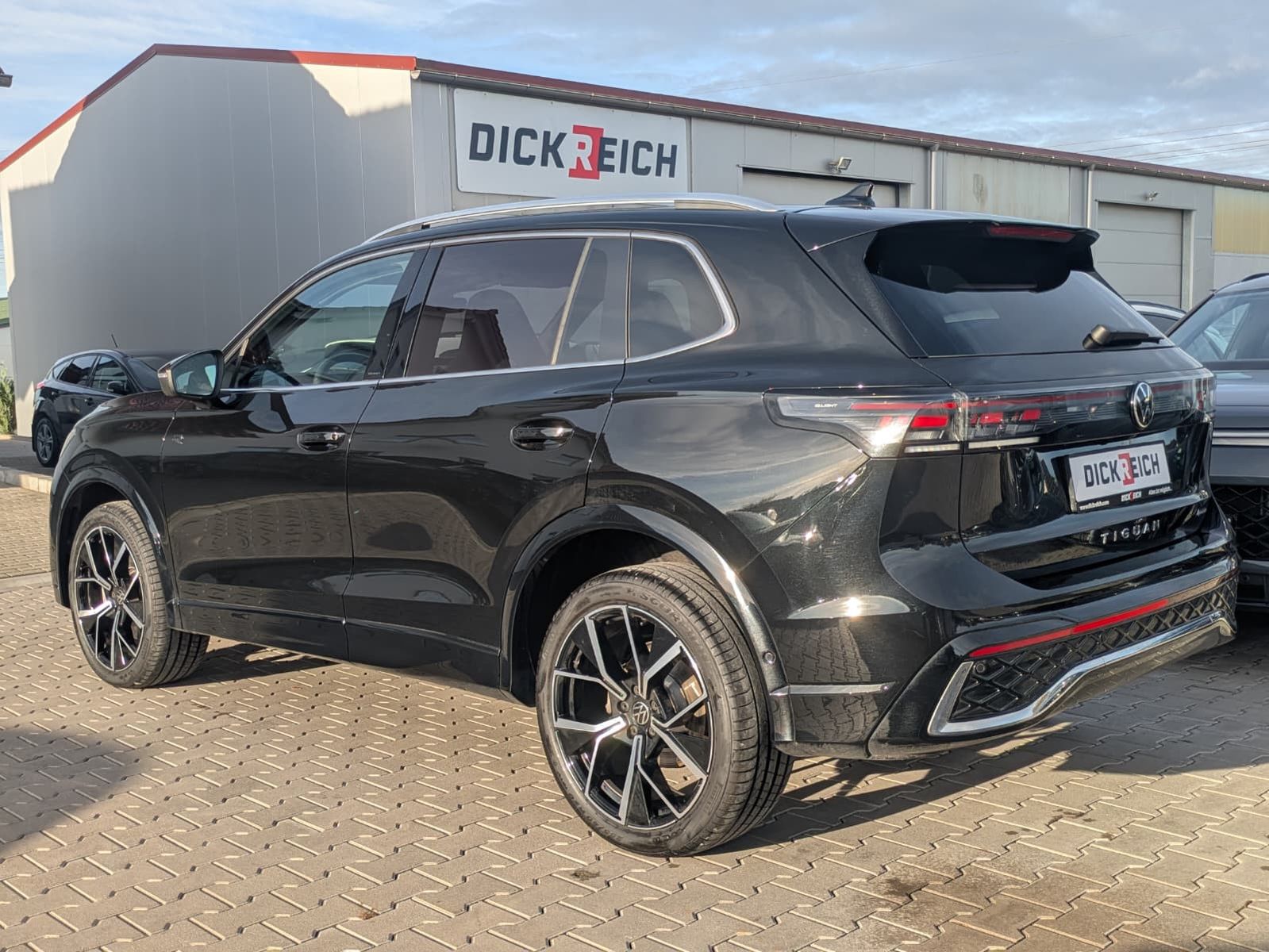 Fahrzeugabbildung Volkswagen Tiguan 2.0 TDI 4M R-Line PANO*H&K*AHK*MATRIX*20"