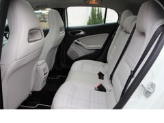 Fahrzeugabbildung Mercedes-Benz GLA 180 Urban*Panoramadach!*Navigation*Sitzheiz*