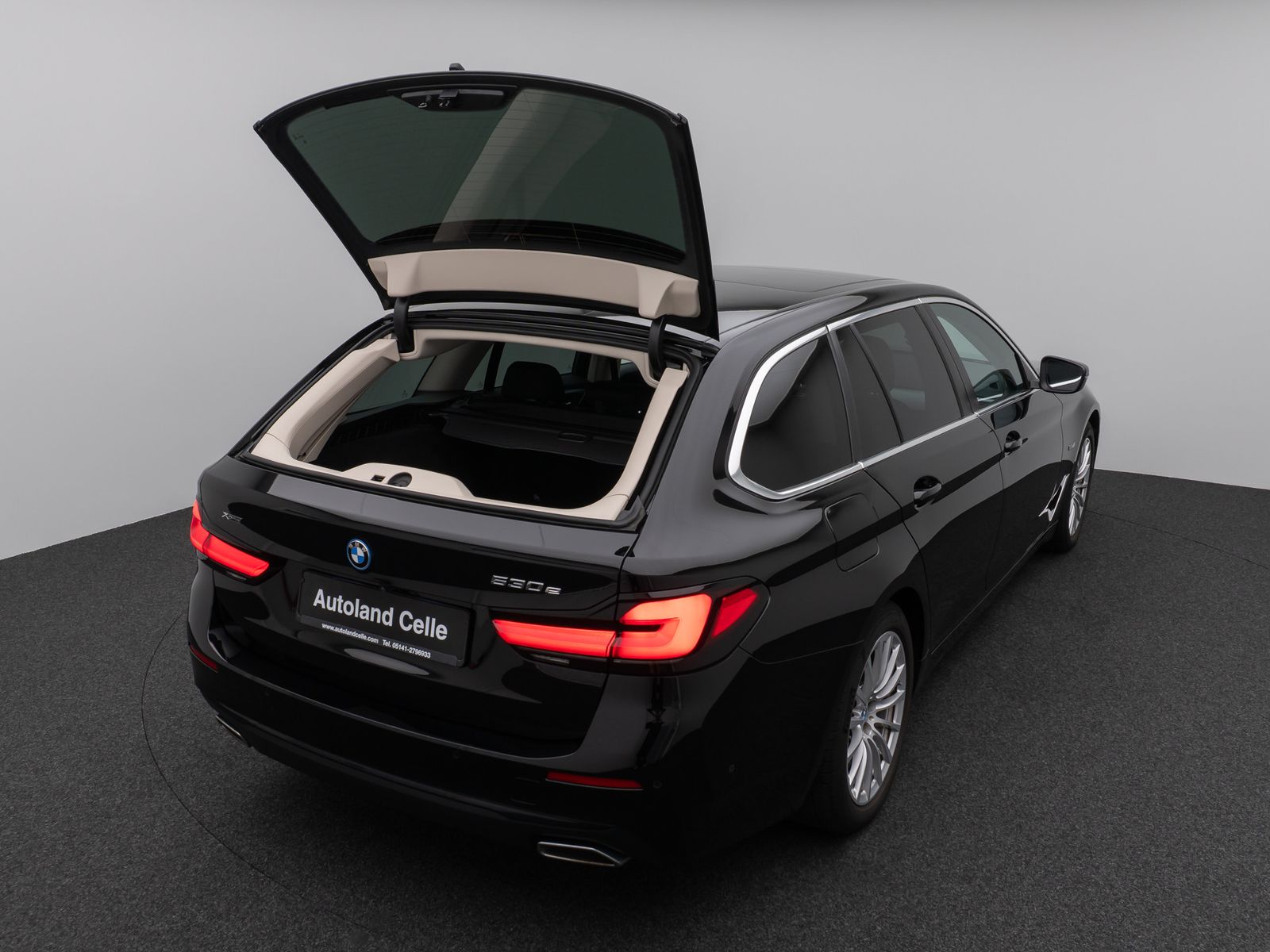 Fahrzeugabbildung BMW 530e xD Panorama Kamera CockPiPro DAB Alarm LED