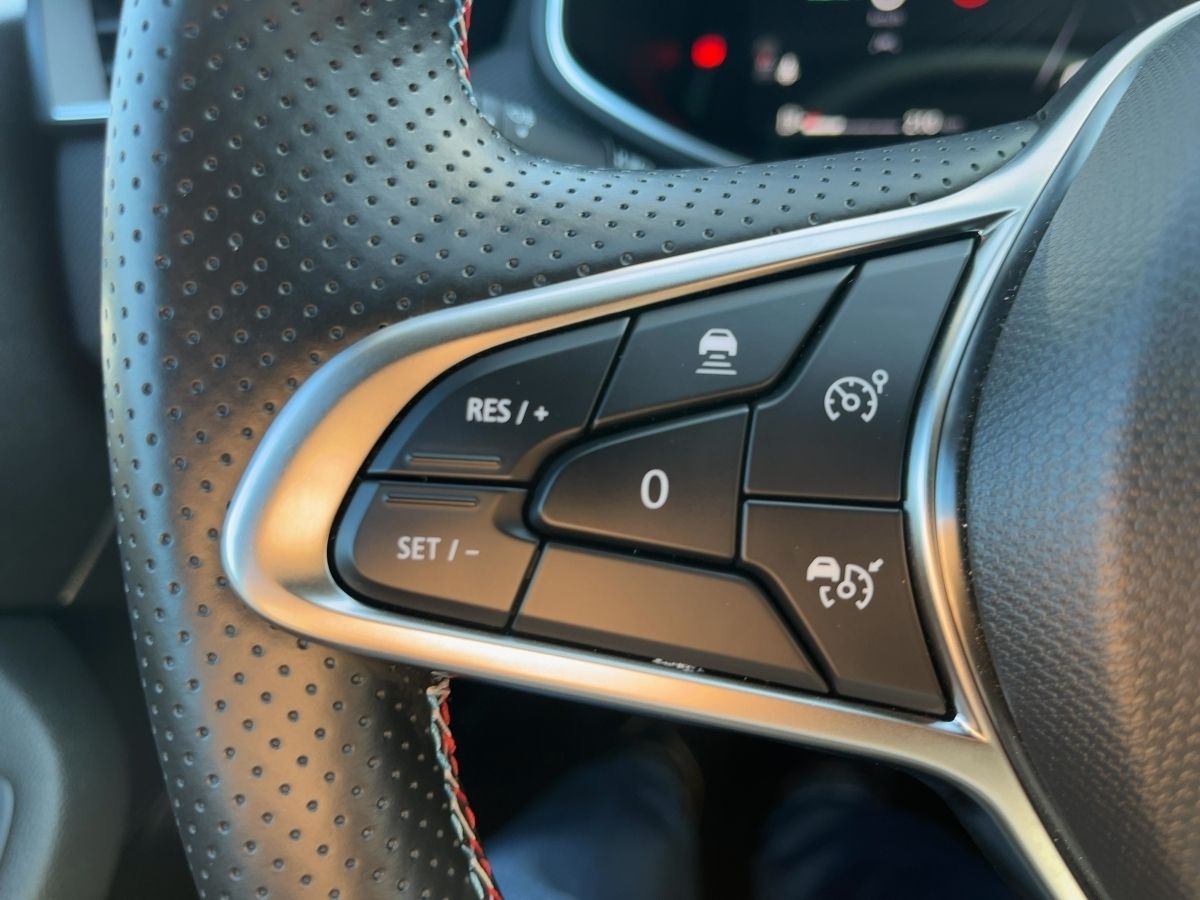 Fahrzeugabbildung Renault Clio Esprit Alpine Full Hybrid 145 360Kamera SHZ - mit KI generiert/bearbeitet