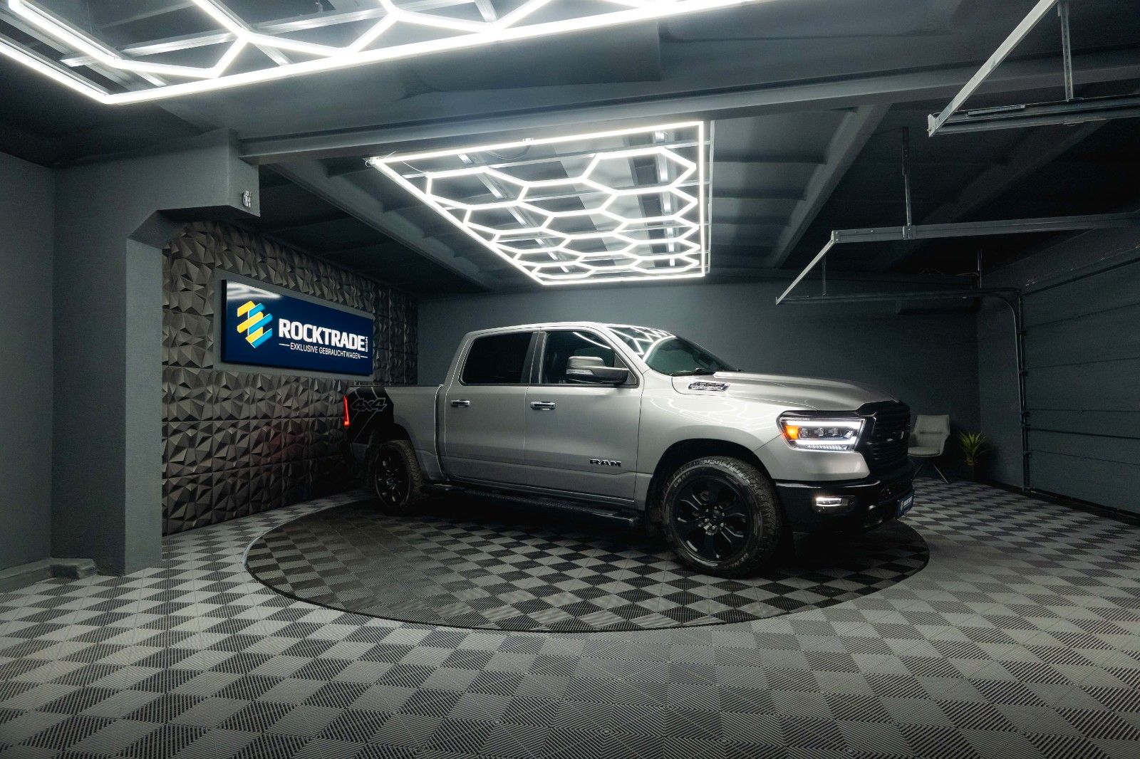 Fahrzeugabbildung Dodge RAM 5.7 V8 HEMI 4x4 OFFROAD Night-Paket *LED*