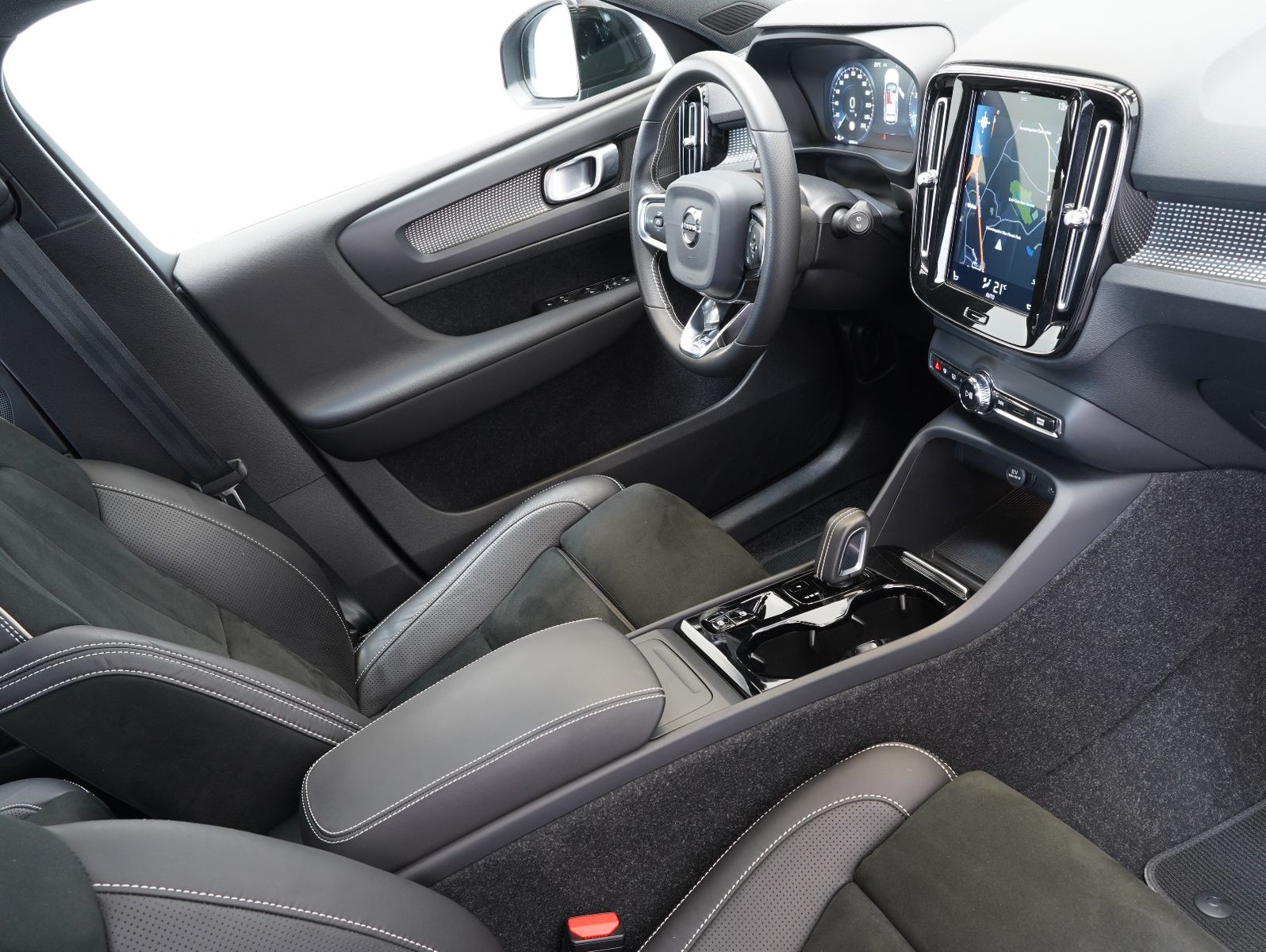 Fahrzeugabbildung Volvo XC40 T3 R Design LED/NAV/KAMERA/PANO