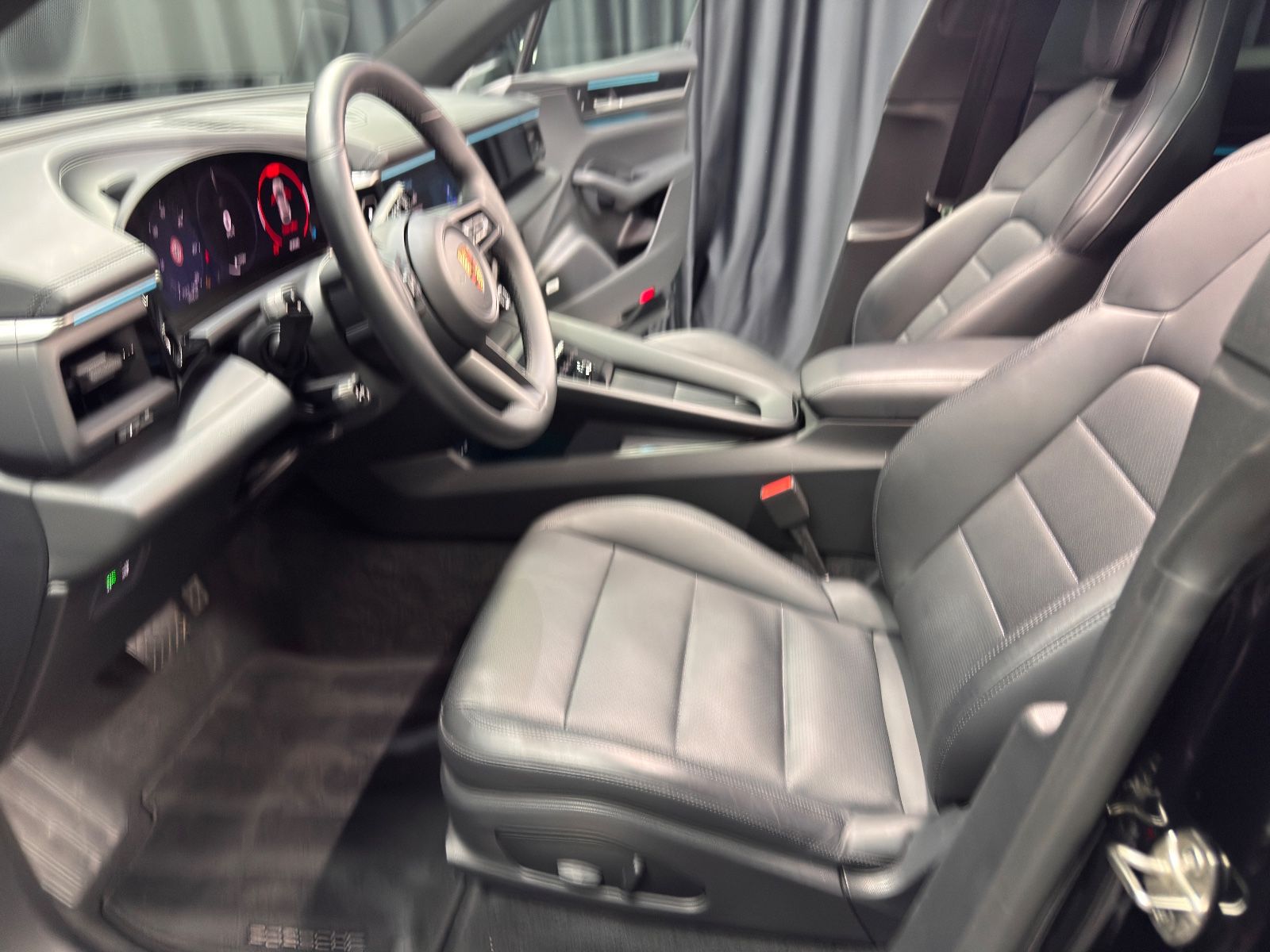 Fahrzeugabbildung Porsche Macan Electric 4|PANORAMA|BOSE|LED|