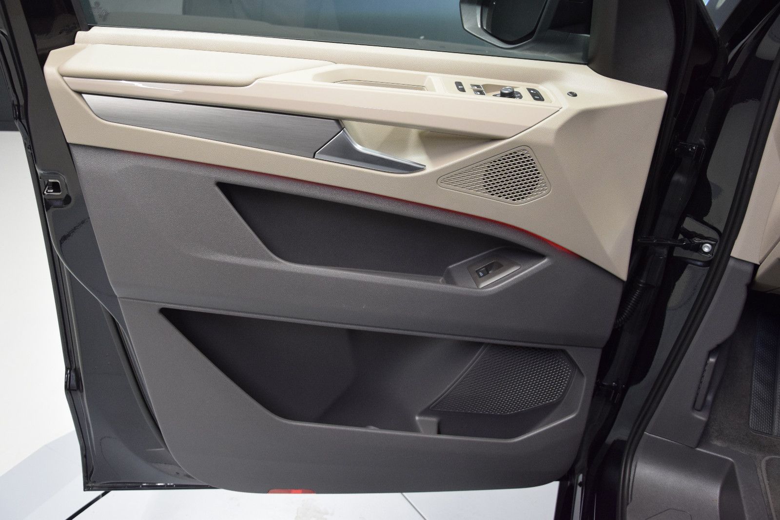 Fahrzeugabbildung Volkswagen T7 Multivan Pano ACC AHK DCC HK HuD 3-Zonen