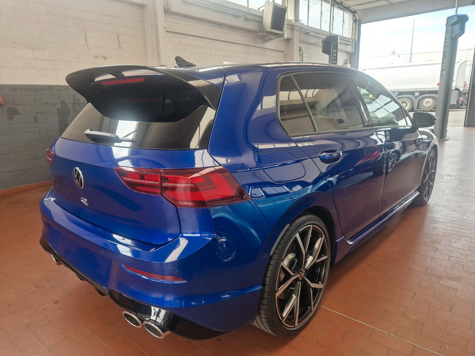Volkswagen Golf VIII R 4MOTION PANO AMBIENTE DEKRA PERFORM foto 5