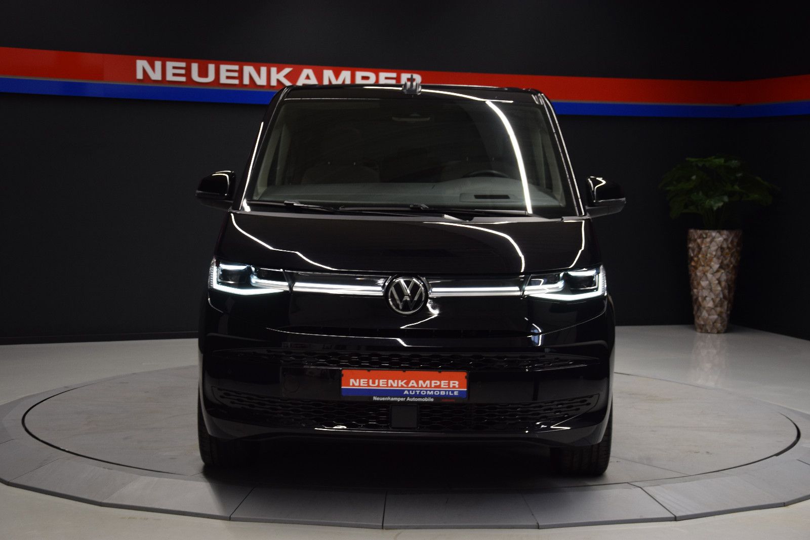 Fahrzeugabbildung Volkswagen T7 Multivan Style Lang Pano ACC Matrix AHK vis-a