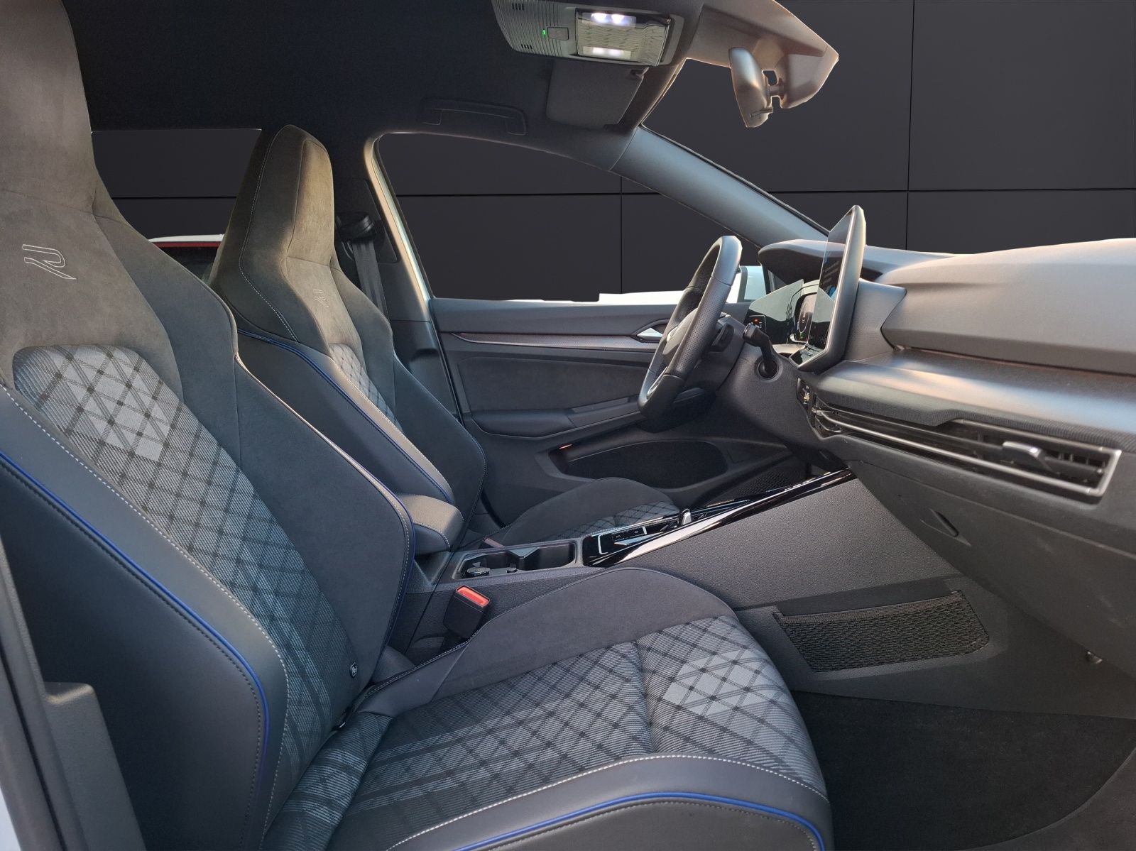 Fahrzeugabbildung Volkswagen Golf VIII Variant eTSI R-Line DSG LED AHK Navi A