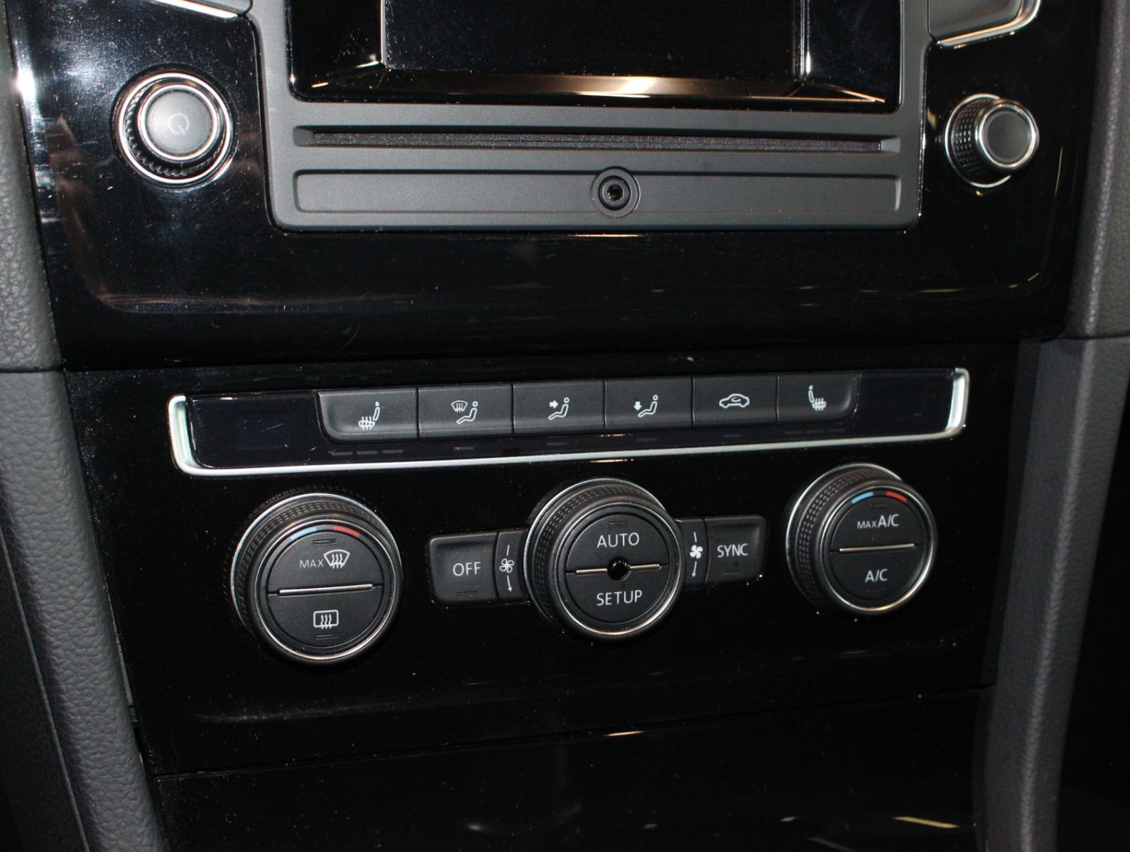 Fahrzeugabbildung Volkswagen Golf 1.4 TSI BMT Highline*Navi*Bi-Xenon*PDC