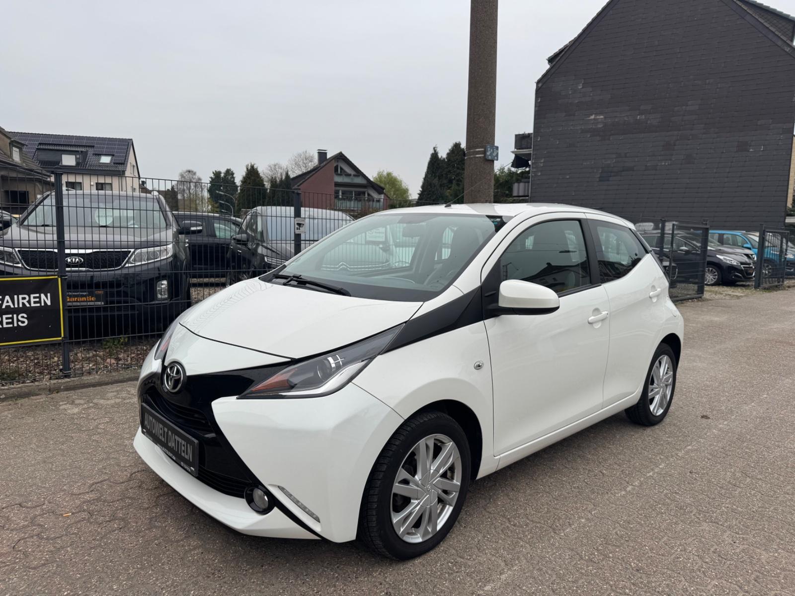 Toyota AYGO x-play touch/R-KAMERA/KLIMA/ALU/SERV NEU