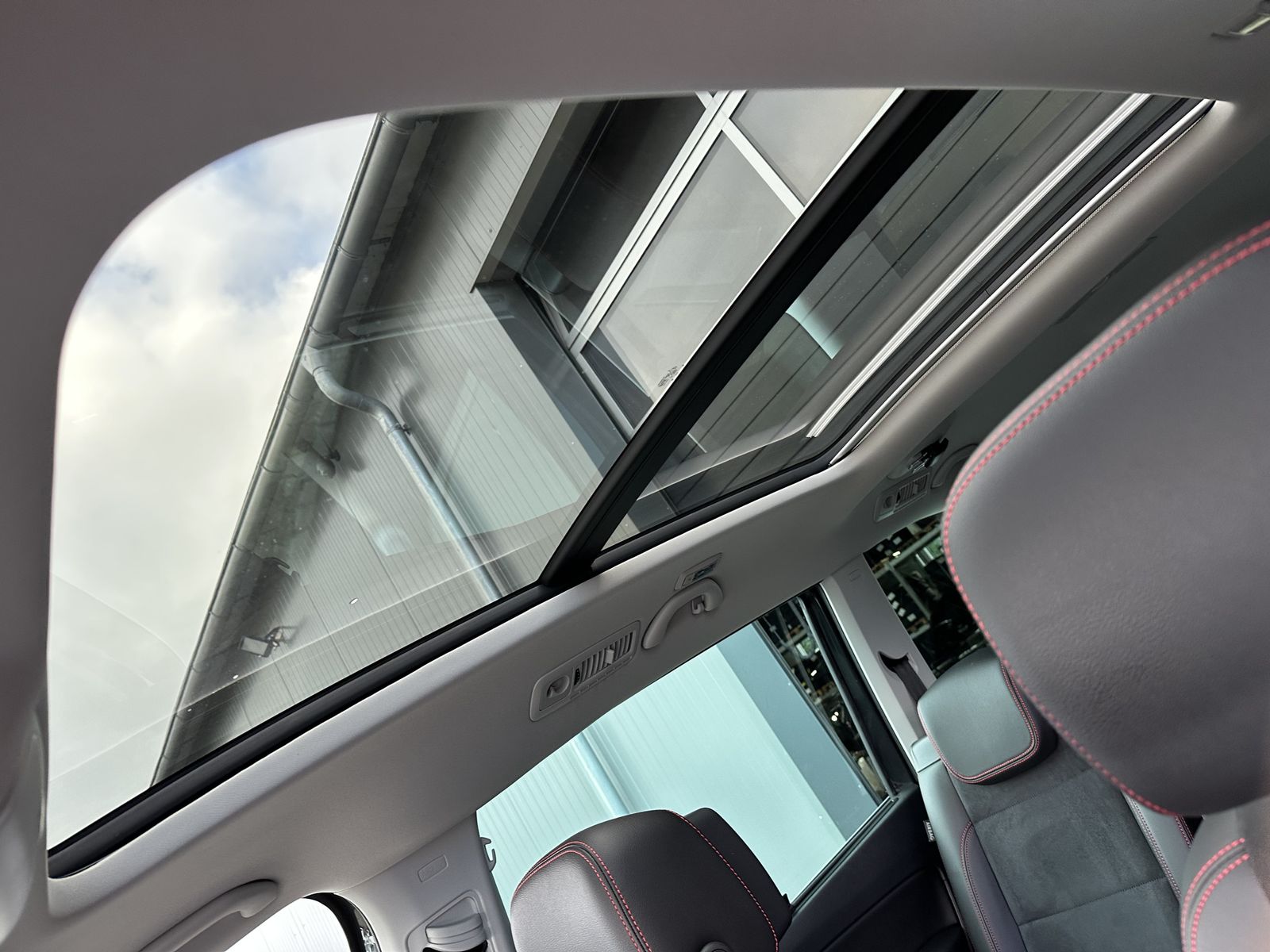 Fahrzeugabbildung SEAT Alhambra 1.4 TSI DSG FR 7Sitzer NAV+XEN+KAM+PANO