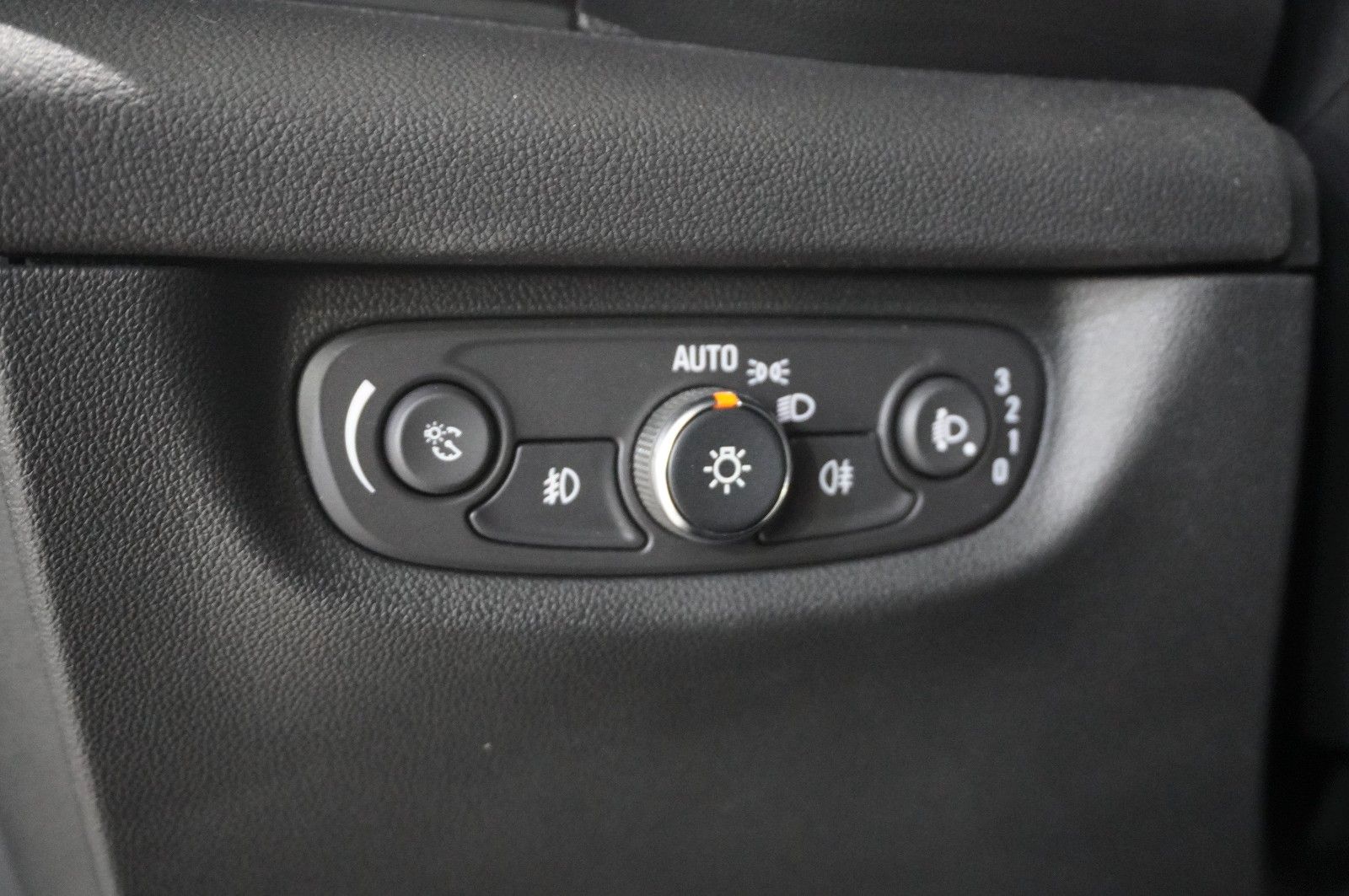 Fahrzeugabbildung Opel Insignia B ST 2.0D BUSINESS NAVI/LED/KAMERA/HUD