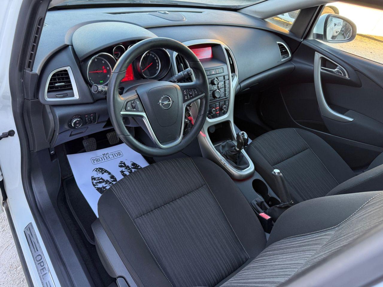 Opel Astra 2011 — photo 10